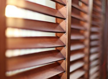 Come pulire le finestre e le persiane di legno