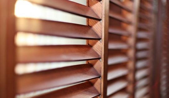 Come pulire le finestre e le persiane di legno