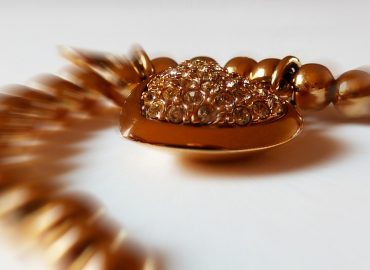 Idee regalo per lei: scegliere il gioiello giusto