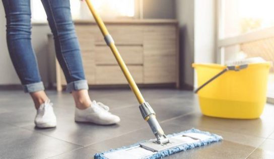 Come pulire un pavimento in ceramica prima di fare un trasloco