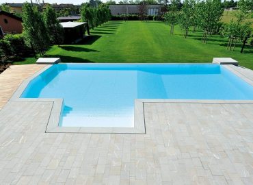 Come scegliere il giusto pavimento per il bordo piscina