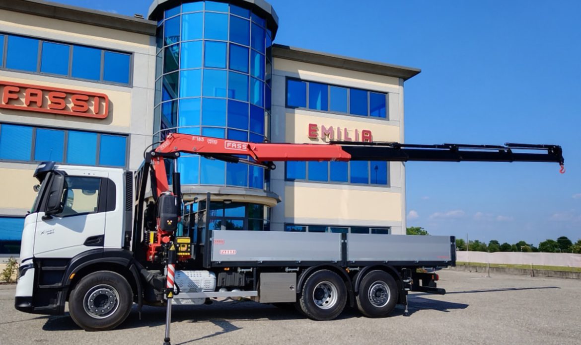 Il ruolo cruciale dei camion con gru negli allestimenti e trasporti moderni